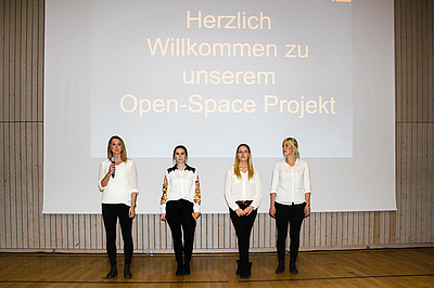 Vier Personen präsentieren das Open Space Projekt